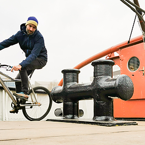 Ein Fahrradfahrer auf dem Deck des Schiffes Seefalke.