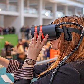 Eine Frau nutzt eine VR-Brille.