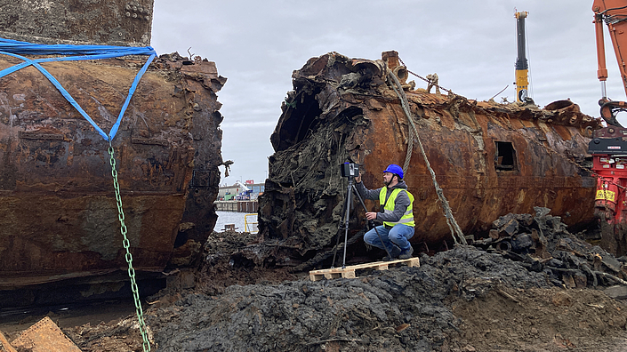 Arbeiter misst das U16-Wrack Arbeiter misst das U16-Wrack