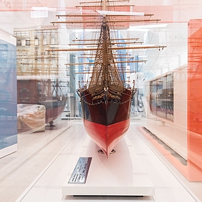 Ein Schiffsmodell in der neuen Dauerausstellung "Schiffswelten".