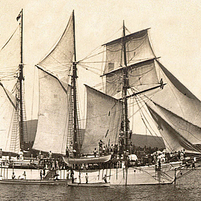 Ein historisches Foto aus dem Karl Hanssen Album zeigt das Schiff Apia.