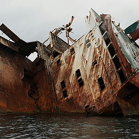 Ein halb im Wasser versunkenes Wrack.