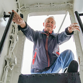 Werner Benkendorf steigt durch eine Luke an Bord.