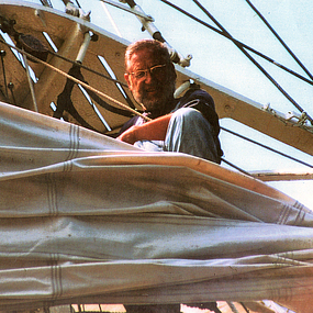 Marinemaler Nic Albrecht auf dem Segelschiff.