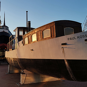 Das Schiff Paul Kossel in Abendstimmung.