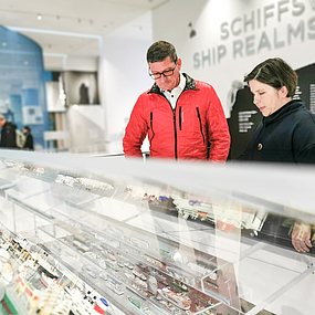 Matthias Templin und Prof. Dr. Ruth Schilling schauen sich die Schiffsmodelle an.