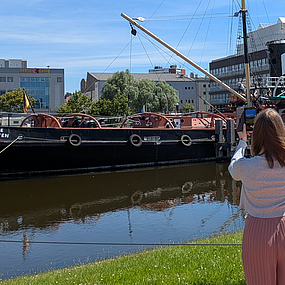 Frau vor einem Schiff Frau vor einem Schiff