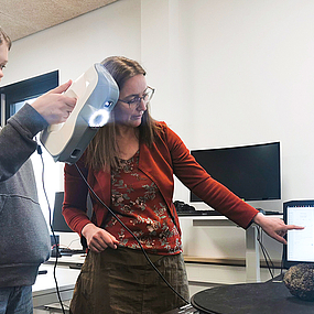 Mädchen testet den Handscanner Mädchen testet den Handscanner