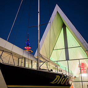 Das Segelschiff Diva vor dem Bangert-Bau im Abendlicht.